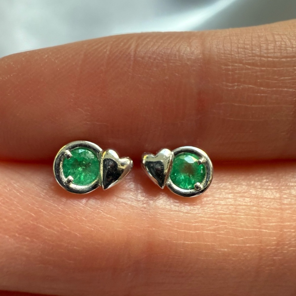 18K Solid White Gold Emerald Heart Stud Earrings